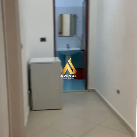 Tirane, jepet me qera apartament 1+1 Kati 1, 400 € (Rruga Peti)