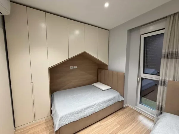 Tirane, jepet me qera 2+1 Kati 5, 100 m² 750 € 