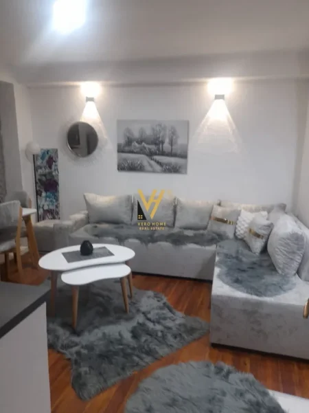 Tirane, jepet me qera apartament 1+1+Ballkon Kati 1, 75 m² 1.020 € (QENDER)