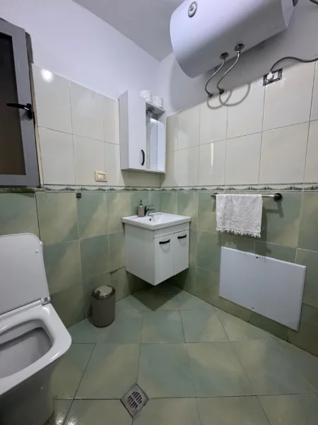 Tirane, jepet me qera apartament 1+1 Kati 5, 89 m² 89 € (Rruga Gjik Kuqali , Qender)