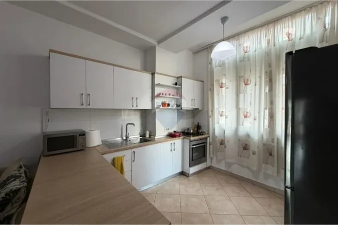 Tirane, jepet me qera apartament 3+1+Aneks+Ballkon Kati 3, 120 m² 750 € (Blloku)