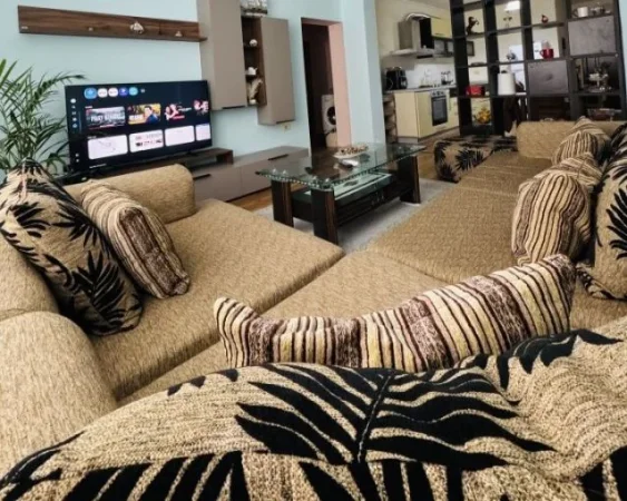 Tirane, jepet me qera apartament 1+1+Aneks+Ballkon Kati 5, 80 m² 700 € (komuna e parisit)