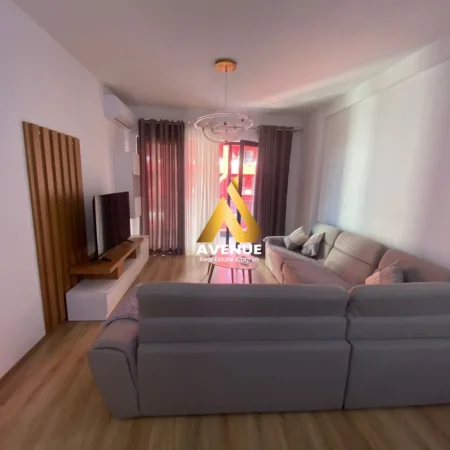 Tirane, jepet me qera apartament 2+1 Kati 5, 120 m² 700 € (Farmacia Nr 10)