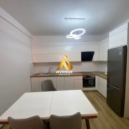 Tirane, jepet me qera apartament 2+1 Kati 5, 120 m² 700 € (Farmacia Nr 10)