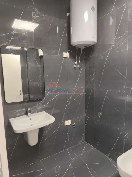 Tirane, jepet me qera zyre Kati 6, 75 m² 600 € (Mine Peza)