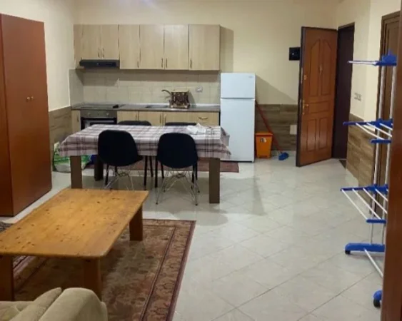 Tirane, jepet me qera apartament 1+1 Kati 1, 350 € (rruga e dibres)