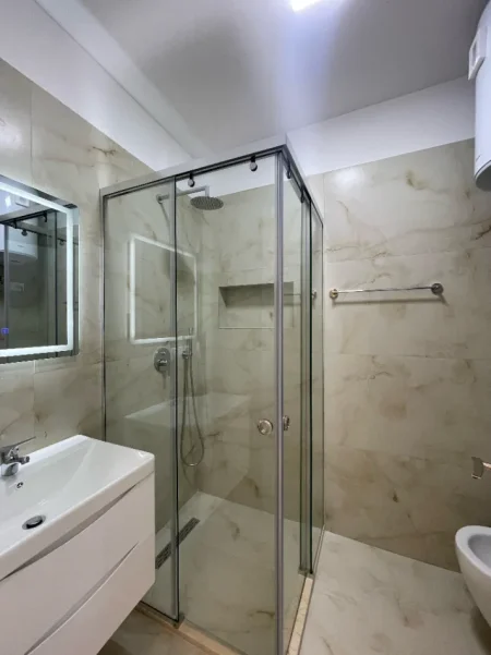 Tirane, jepet me qera apartament 2+1 Kati 5, 102 m² 800 € (BULEVARDI I RI)