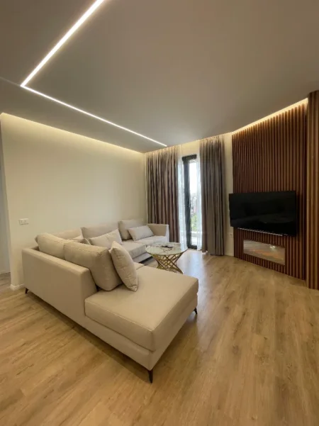 Tirane, jepet me qera apartament 2+1 Kati 5, 102 m² 800 € (BULEVARDI I RI)