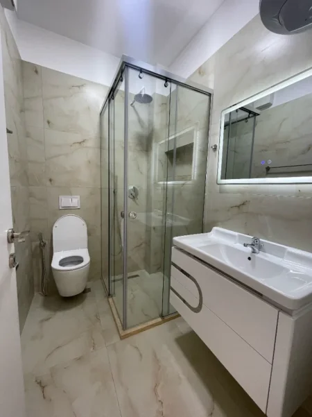 Tirane, jepet me qera apartament 2+1 Kati 5, 102 m² 800 € (BULEVARDI I RI)