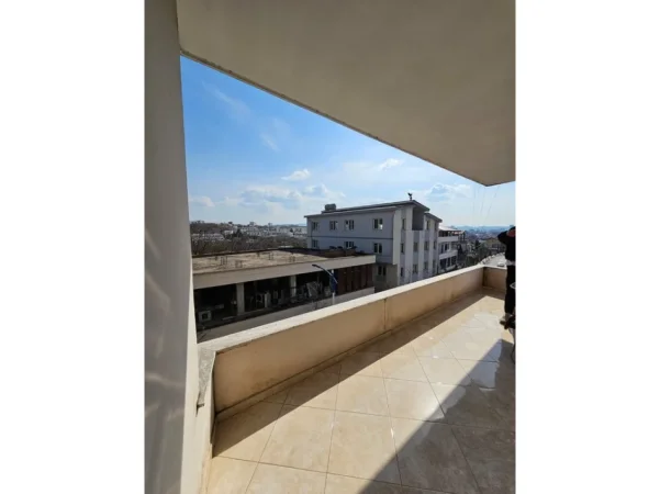 Tirane, shitet apartament 2+1 Kati 3, 115 m² 130.000 € (Rruga e Dafinave)