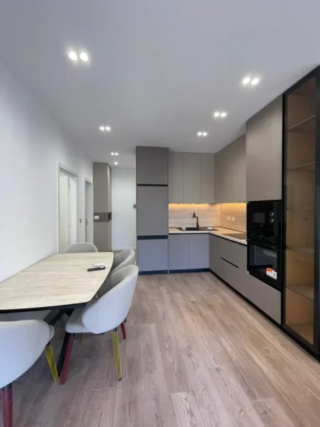 Tirane, jepet me qera apartament 2+1 , 900 € (ZOGU I ZI)