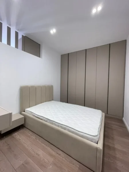 Tirane, jepet me qera apartament 2+1 , 900 € (ZOGU I ZI)