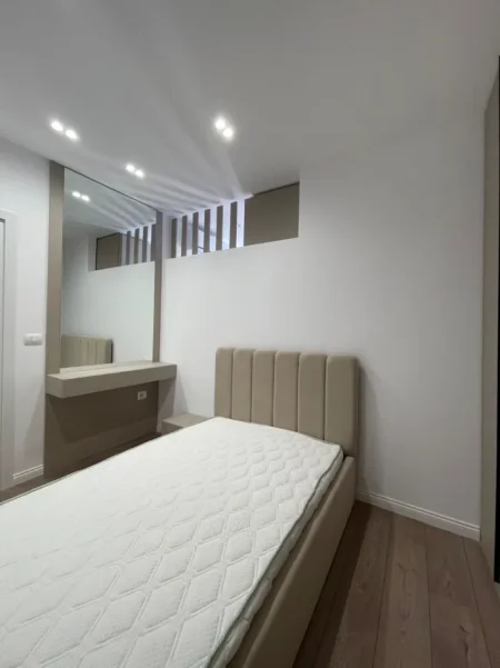Tirane, jepet me qera apartament 2+1 , 900 € (ZOGU I ZI)