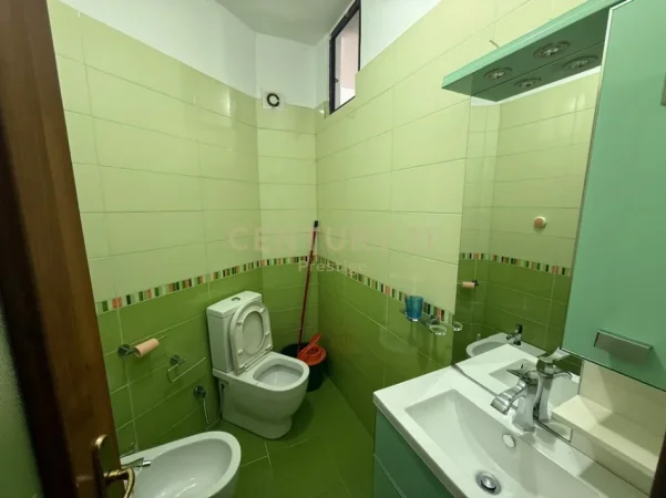 Tirane, jepet me qera apartament 3+1+Aneks+Ballkon Kati 3, 120 m² 900 € (Rruga e Kavajes)