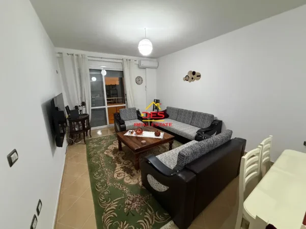 Vlore, jepet me qera apartament 2+1+Ballkon Kati 3, 100 m² 400 € (Lungomare)