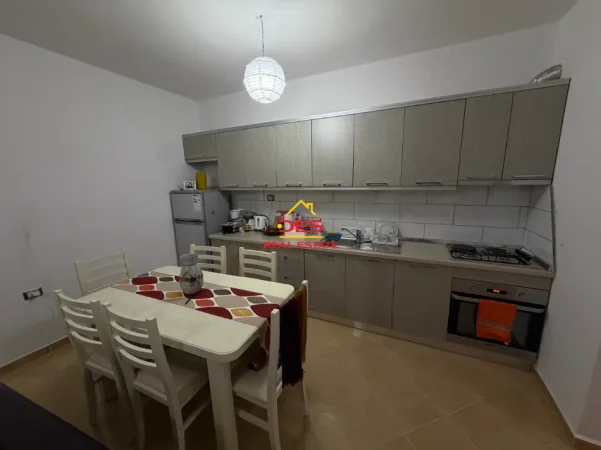 Vlore, jepet me qera apartament 2+1+Ballkon Kati 3, 100 m² 400 € (Lungomare)
