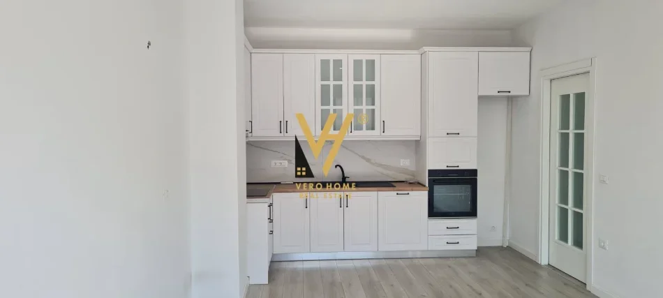 Tirane, jepet me qera zyre Kati 7, 64 m² 520 € (PORCELAN)