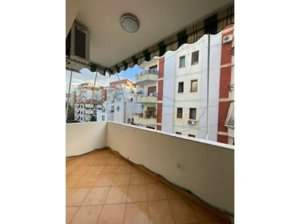 Tirane, jepet me qera apartament 1+1 Kati 3, 65 m² 500 € (RRUGA BILL KLINTON)
