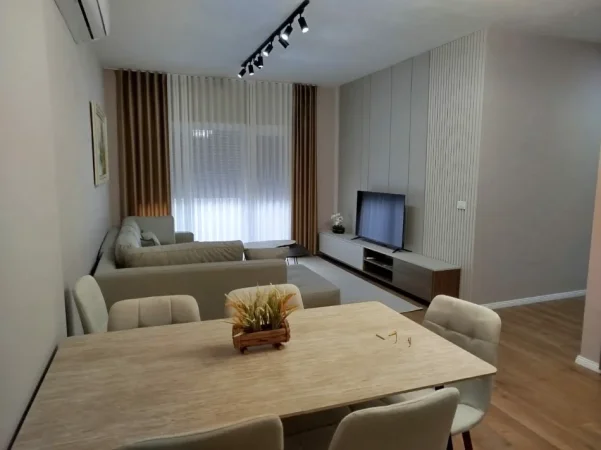 SUPER APARTAMENT ME QERA 1+1 TE SHKOLLA E KUQE