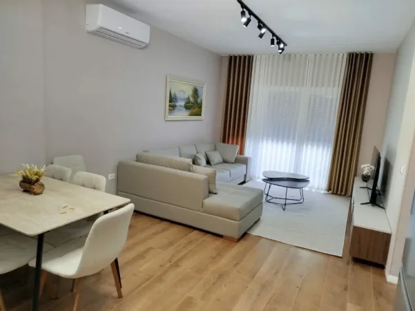 SUPER APARTAMENT ME QERA 1+1 TE SHKOLLA E KUQE