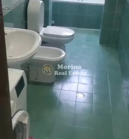 Tirane, jepet me qera apartament 1+1 Kati 3, 65 m² 400 € (Medrese)