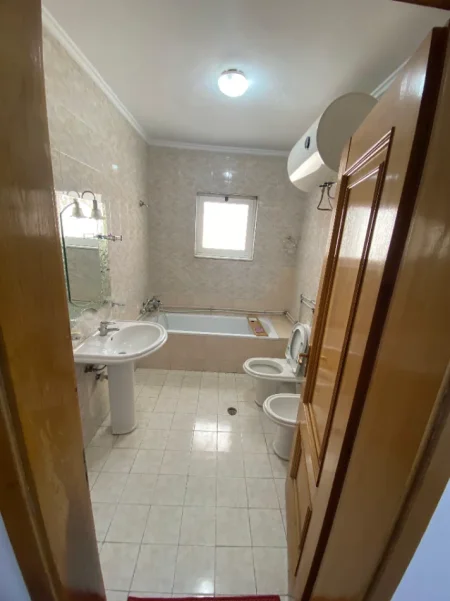 Tirane, jepet me qera apartament 2+1 Kati 6, 120 m² 600 € (LAPRAKE)