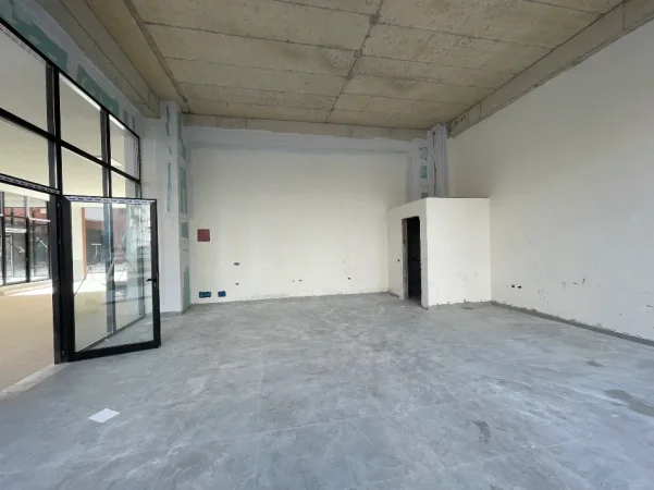 Tirane, jepet me qera dyqan Kati 0, 75 m² 1.500 € (Astir)