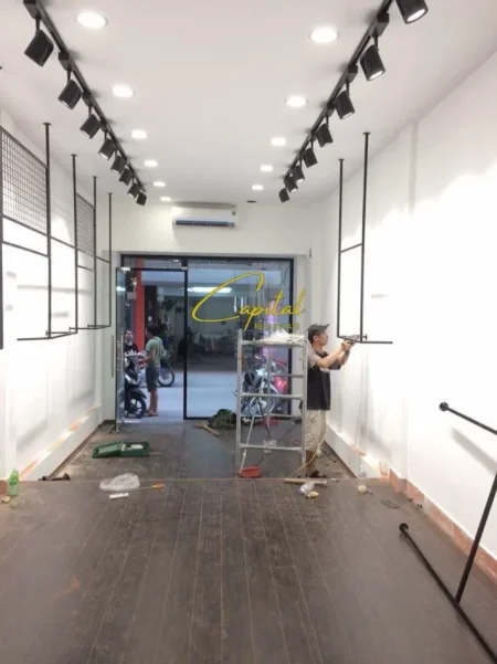 Tirane, jepet me qera dyqan Kati 0, 70 m² 650 € (YZBERISHT)