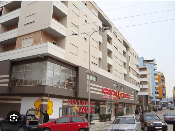 Tirane, ndarje qeraje me vajze apartament 2+1+Ballkon Kati 3, 120 m² 167 € (Rruga shkelqim fusha)