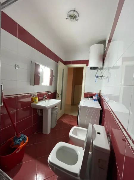 Tirane, jepet me qera apartament 1+1+Ballkon Kati 4, 68 m² 570 € (Astir)