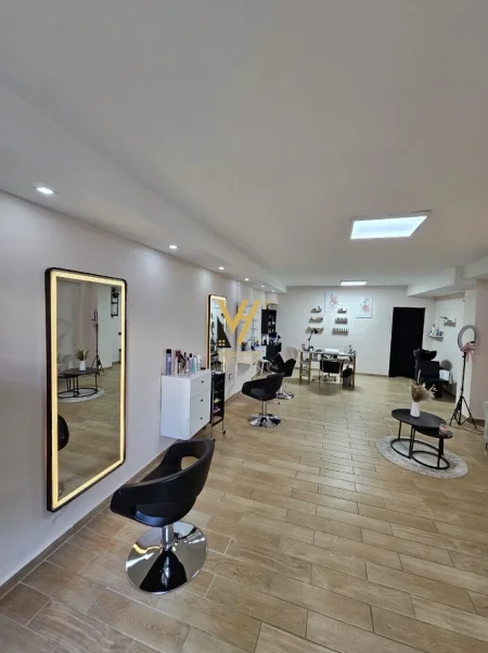 Tirane, jepet me qera dyqan Kati 0, 60 m² 620 € (ISH EKSPOZITA)