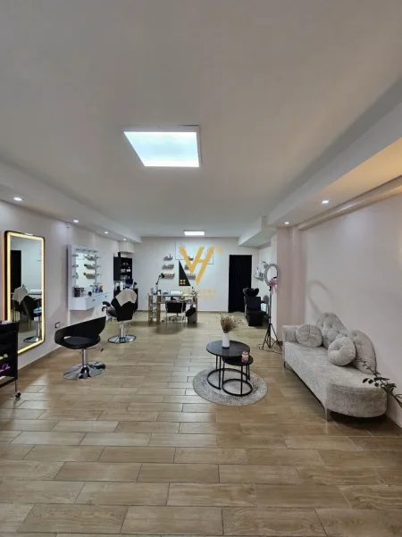 Tirane, jepet me qera dyqan Kati 0, 60 m² 620 € (ISH EKSPOZITA)