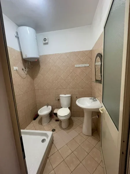 Tirane, jepet me qera apartament 2+1 Kati 9, 400 € (Jordan Misja)