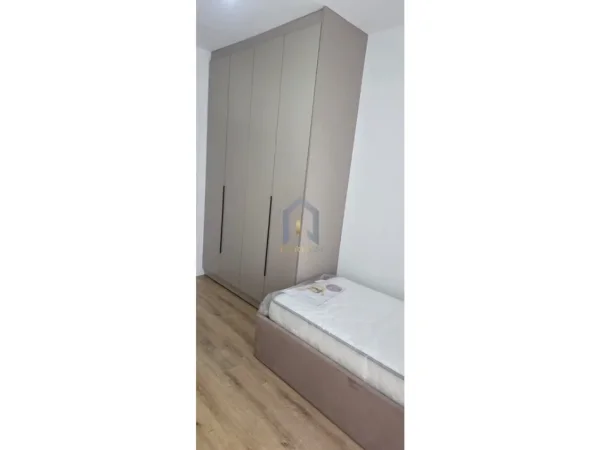 Tirane, jap me qera apartament 2+1+Ballkon Kati 2, 80 m² 500 € (Apartament 2+1+Post Parkimi me qira tek Univers City)