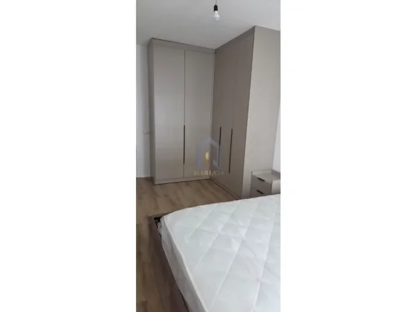 Tirane, jap me qera apartament 2+1+Ballkon Kati 2, 80 m² 500 € (Apartament 2+1+Post Parkimi me qira tek Univers City)