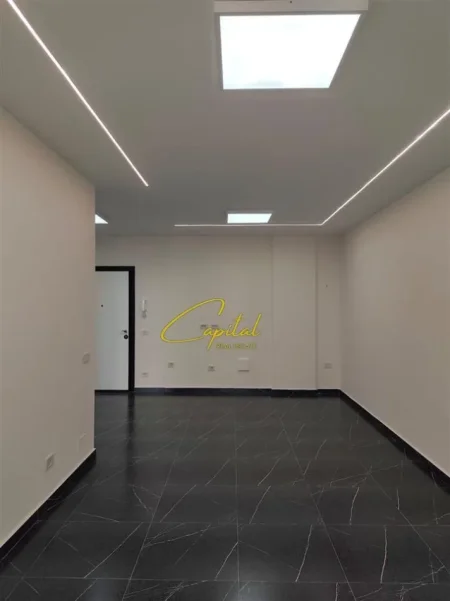 Tirane, jepet me qera zyre Kati 6, 75 m² 580 € (RRUGA MINE PEZA)