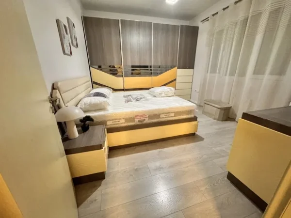 Tirane, jepet me qera apartament 1+1+Ballkon Kati 2, 73 m² 570 € 