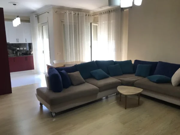 Tirane, jepet me qera apartament 2+1+Ballkon Kati 3, 136 m² 700 € (Liqeni i Thate/Rr.Hamdi Sina)