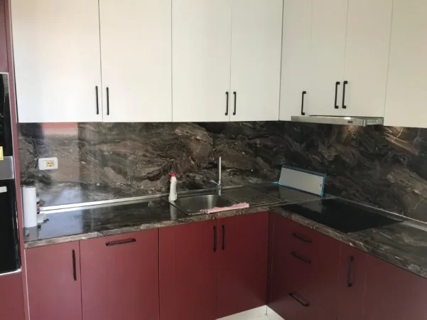 Tirane, jepet me qera apartament 2+1+Ballkon Kati 3, 136 m² 700 € (Liqeni i Thate/Rr.Hamdi Sina)