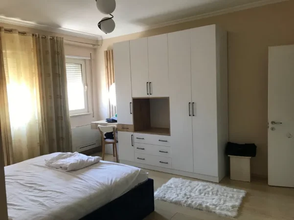 Tirane, jepet me qera apartament 2+1+Ballkon Kati 3, 136 m² 700 € (Liqeni i Thate/Rr.Hamdi Sina)