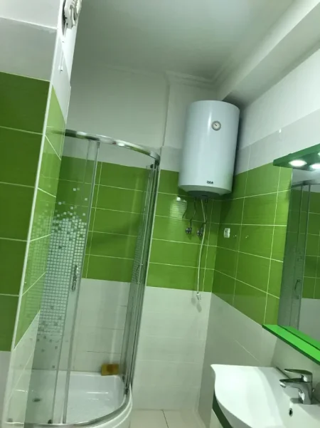 Tirane, jepet me qera apartament 2+1+Ballkon Kati 3, 136 m² 700 € (Liqeni i Thate/Rr.Hamdi Sina)