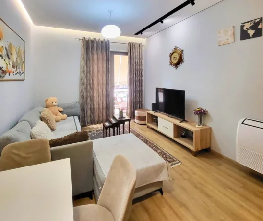 Tirane, jepet me qera apartament 1+1+Ballkon Kati 4, 75 m² 950 € (Kompleksi Delijorgji)