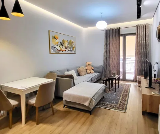 Tirane, jepet me qera apartament 1+1+Ballkon Kati 4, 75 m² 950 € (Kompleksi Delijorgji)