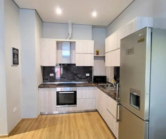 Tirane, jepet me qera apartament 1+1+Ballkon Kati 4, 75 m² 950 € (Kompleksi Delijorgji)
