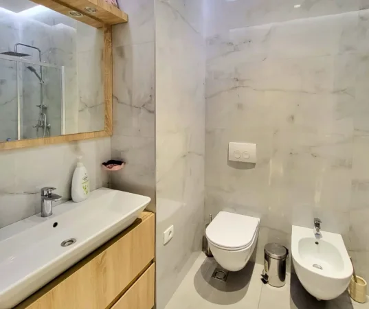 Tirane, jepet me qera apartament 1+1+Ballkon Kati 4, 75 m² 950 € (Kompleksi Delijorgji)