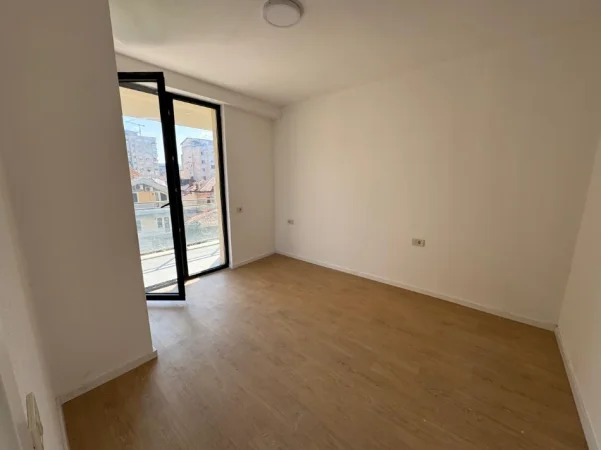 Tirane, jepet me qera ambjent biznesi Kati 1, 70 m² 600 € (Rruga Mine peza)