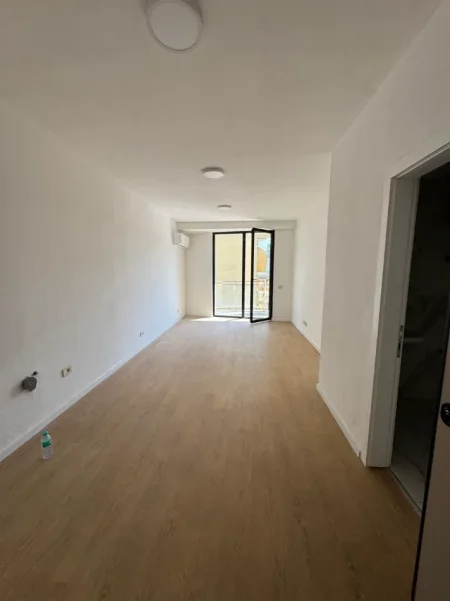 Tirane, jepet me qera ambjent biznesi Kati 1, 70 m² 600 € (Rruga Mine peza)