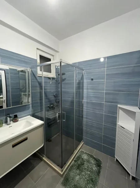 Tirane, jepet me qera apartament 1+1+Ballkon Kati 6, 70 m² 450 € (Pranë Terminalit Jug-Veri)