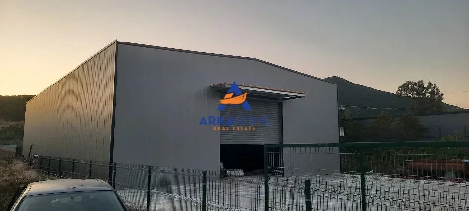 Tirane, jepet me qera magazine Kati 0, 400 m² 2.000 € 