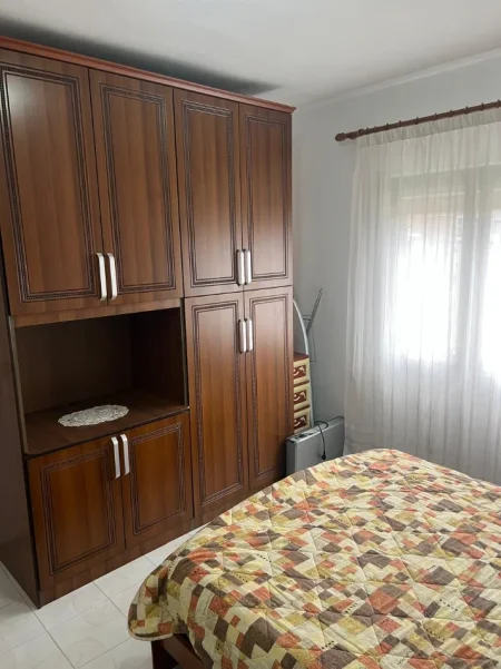 Tirane, jepet me qera apartament 1+1 Kati 5, 65 m² 45.000 Lekë te Reja, Rruga ELBASANIT, Tirane.